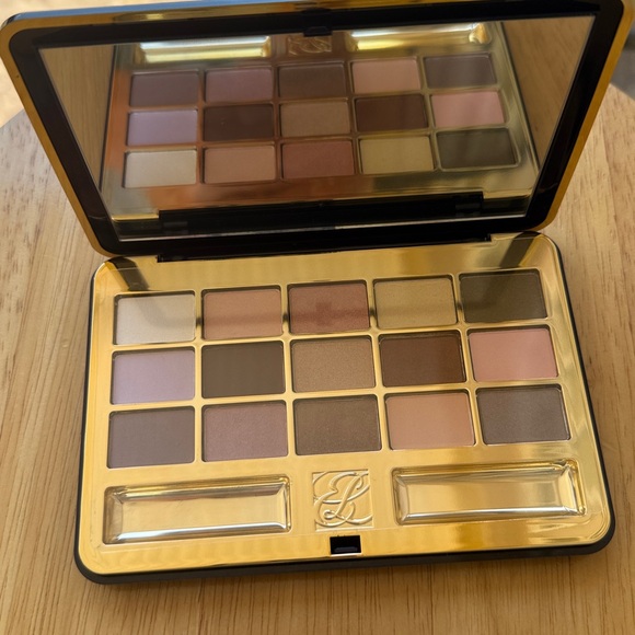Estée Lauder Deluxe Eyeshadow Palette!!🔥🔥🔥 - Picture 4 of 16